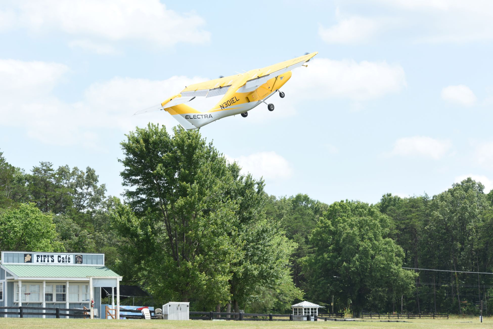 WATCH VIDEO: Electra’s Hybrid eSTOL Aircraft Aces First Grass Field Test Flights